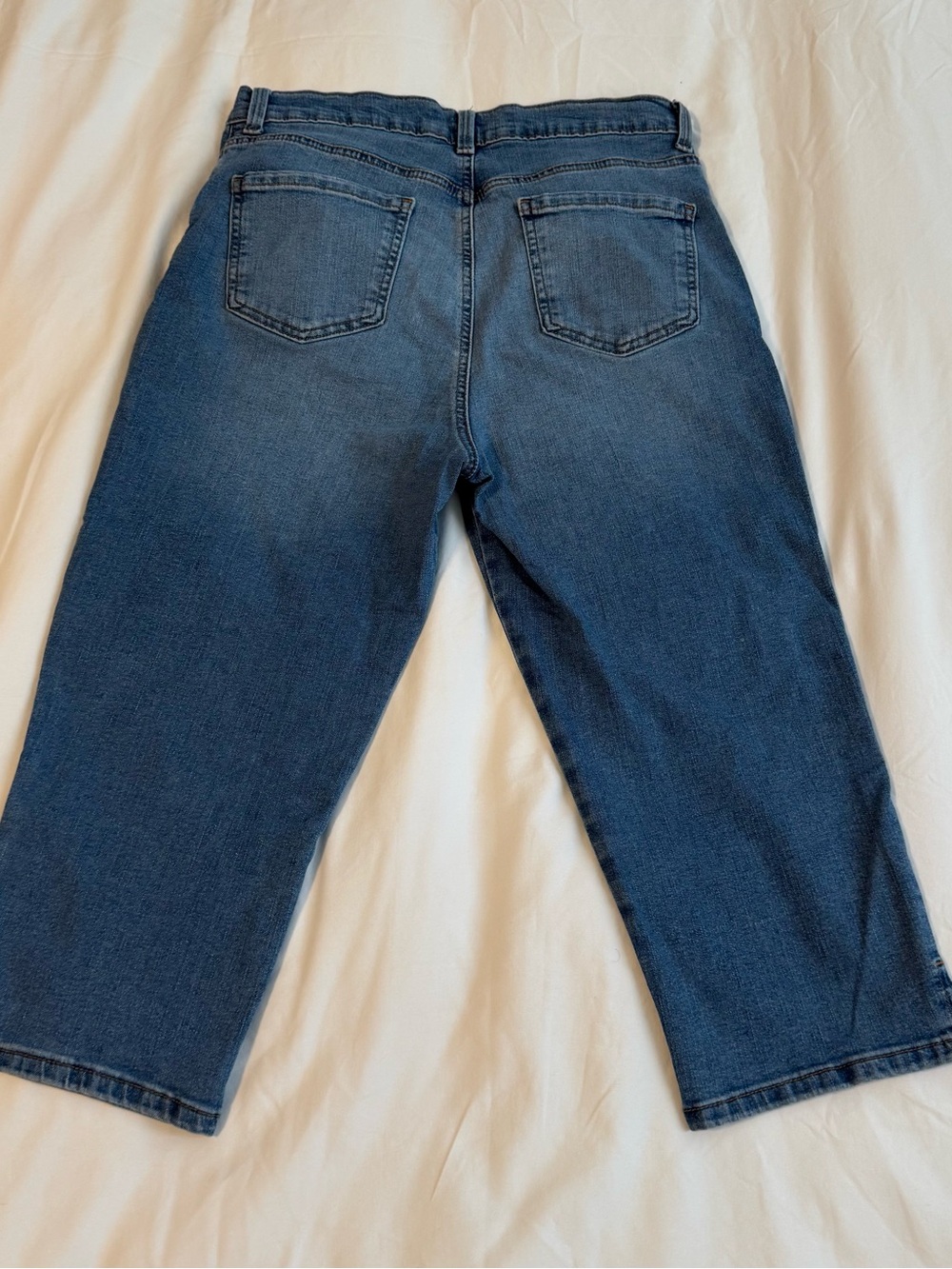Gloria Vanderbilt Women’s Straight-Leg Capris in Medium Blue - Picture 2 of 5